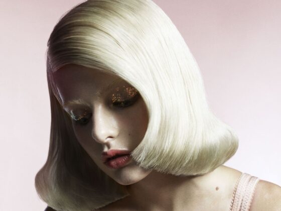 Capelli lucidi effetto specchio, i gloss del 2025 | Colorami Magazine