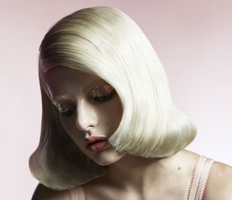 Capelli lucidi effetto specchio, i gloss del 2025 | Colorami Magazine